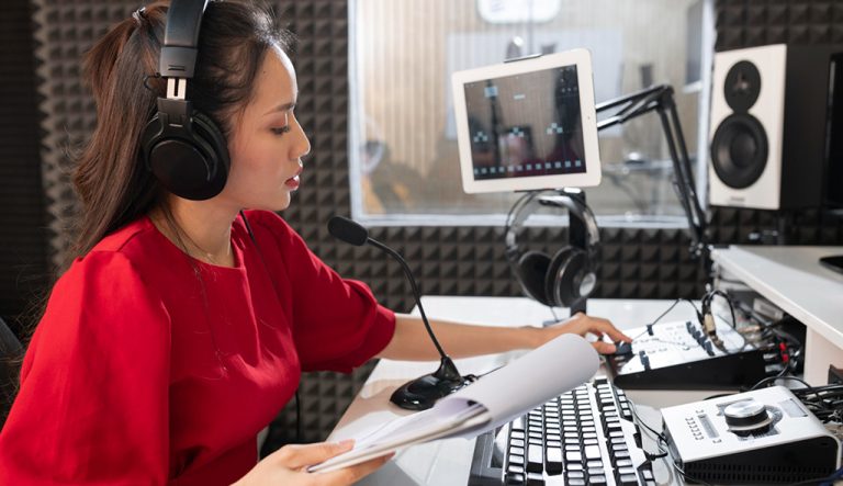 Voice-Over Revolution: The Rise of Dynamic Dubbing - Portada