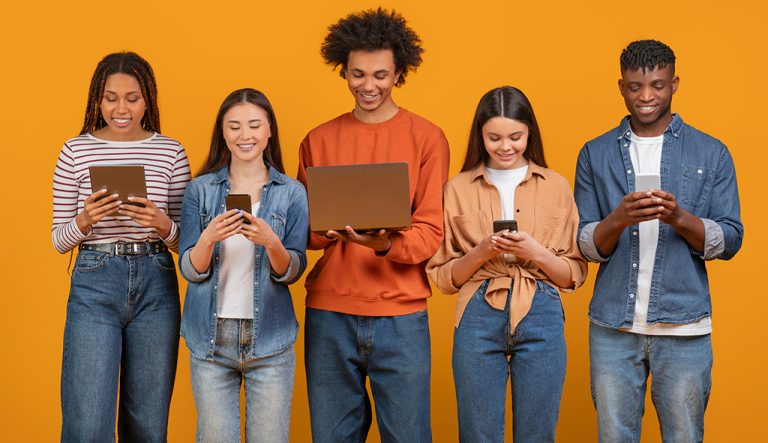 Maximizing Engagement The Role of Interactive Media in Global Reach - Portada