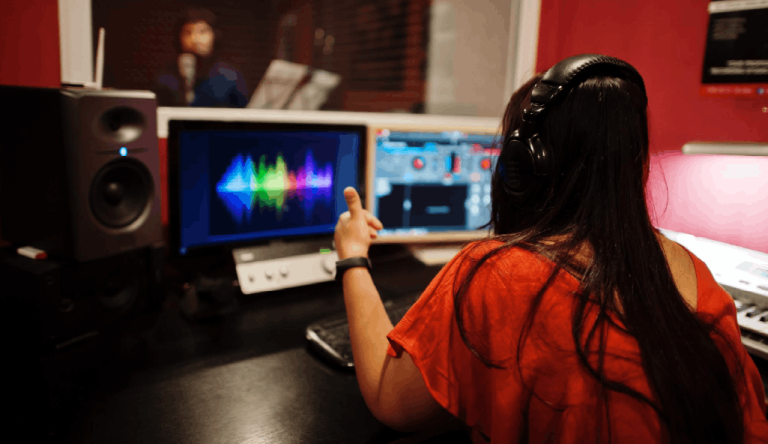 Inside-Complex-Audio-Localization-Challenges-Outside-the-Booth-Portada