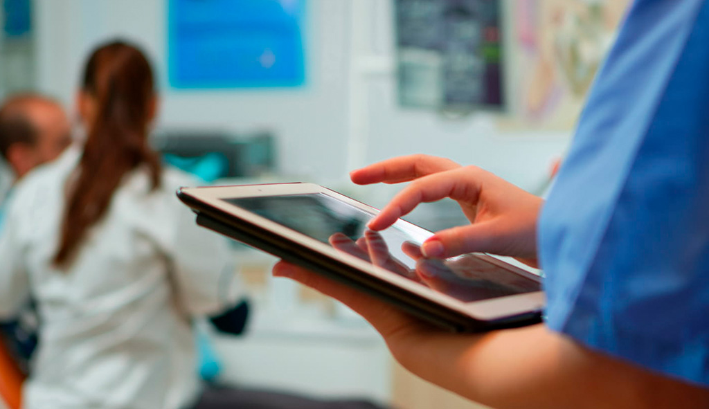THE TEAMWORK BEHIND HEALTHCARE UI LOCALIZATION Portada
